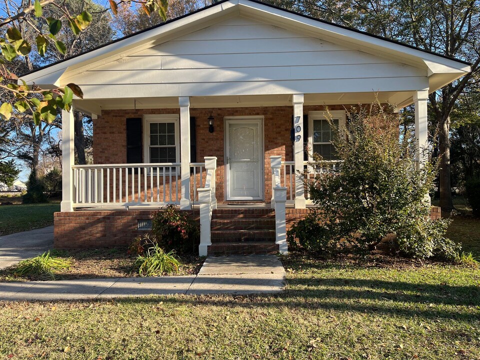 709 S Webb St in Selma, NC - Building Photo