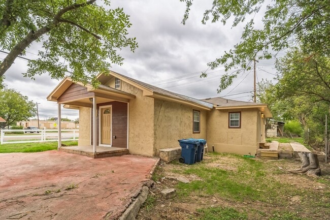 101 W Schreiner St in Kerrville, TX - Building Photo - Building Photo