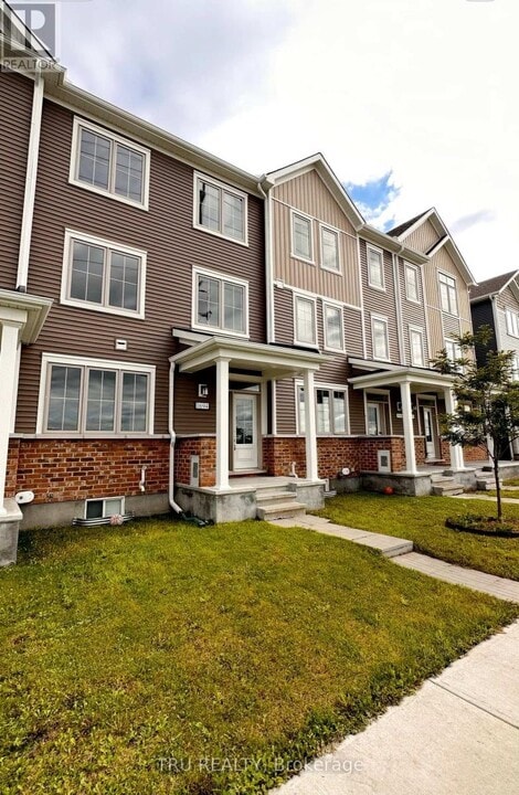 1694 Maple Grove Rd in Ottawa, ON - Building Photo