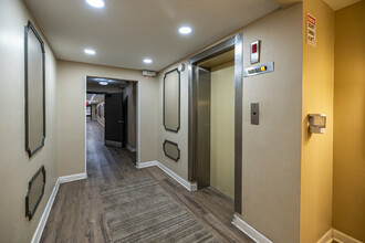 Oakland Manor in Milwaukee, WI - Foto de edificio - Interior Photo