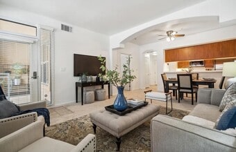 30 E Julian St, Unit 113 in San Jose, CA - Foto de edificio - Building Photo