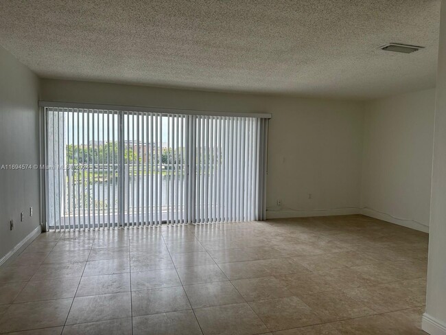 9359 Fontainebleau Blvd, Unit 417 in Miami, FL - Building Photo - Building Photo