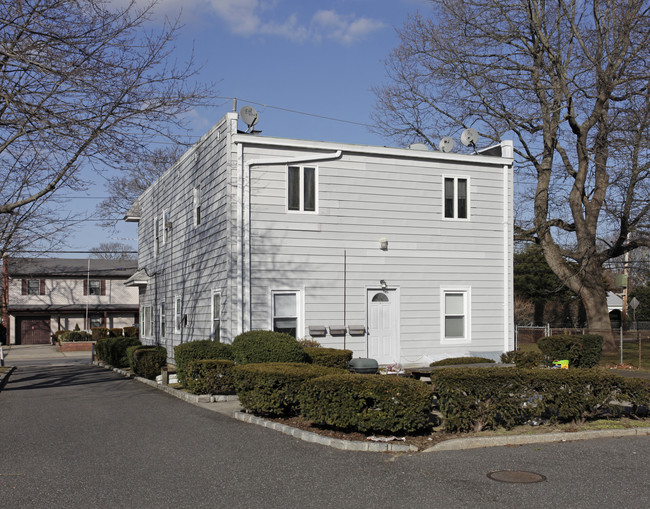 6 Jefferson St in East Islip, NY - Building Photo - Building Photo