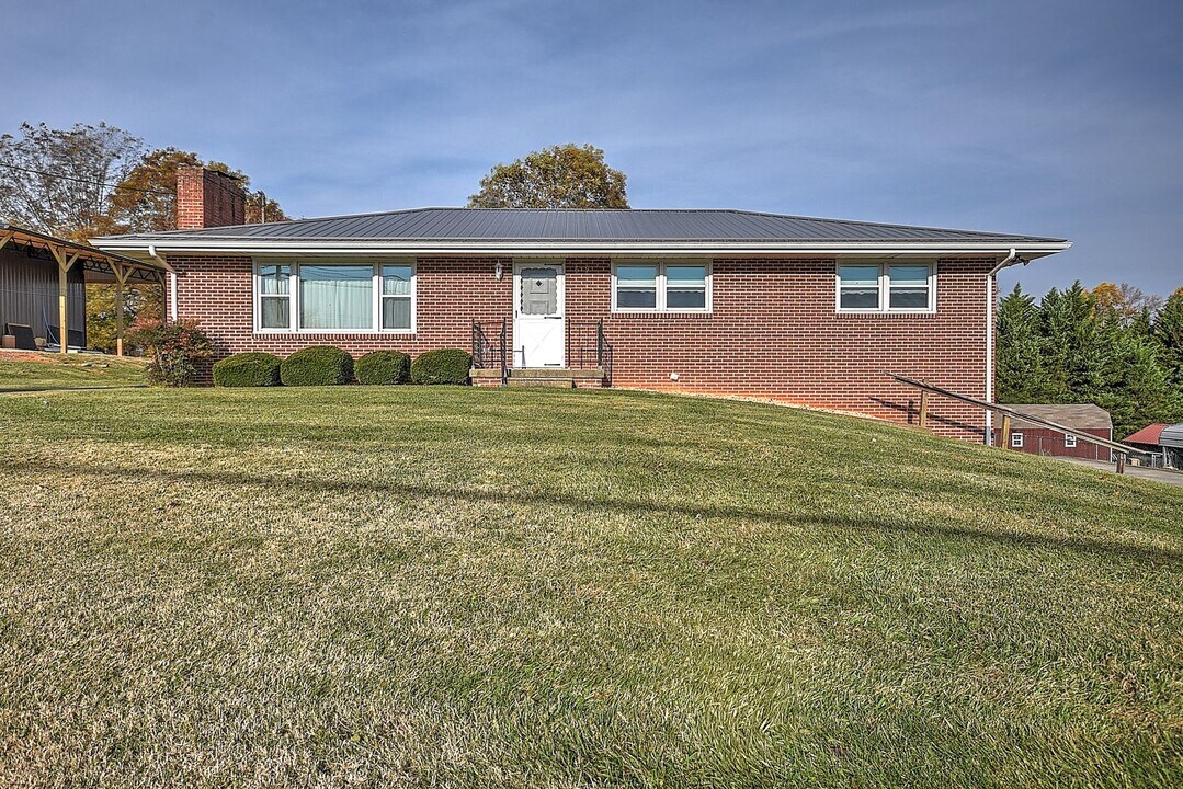 619 Old Stage Rd in Gray, TN - Building Photo