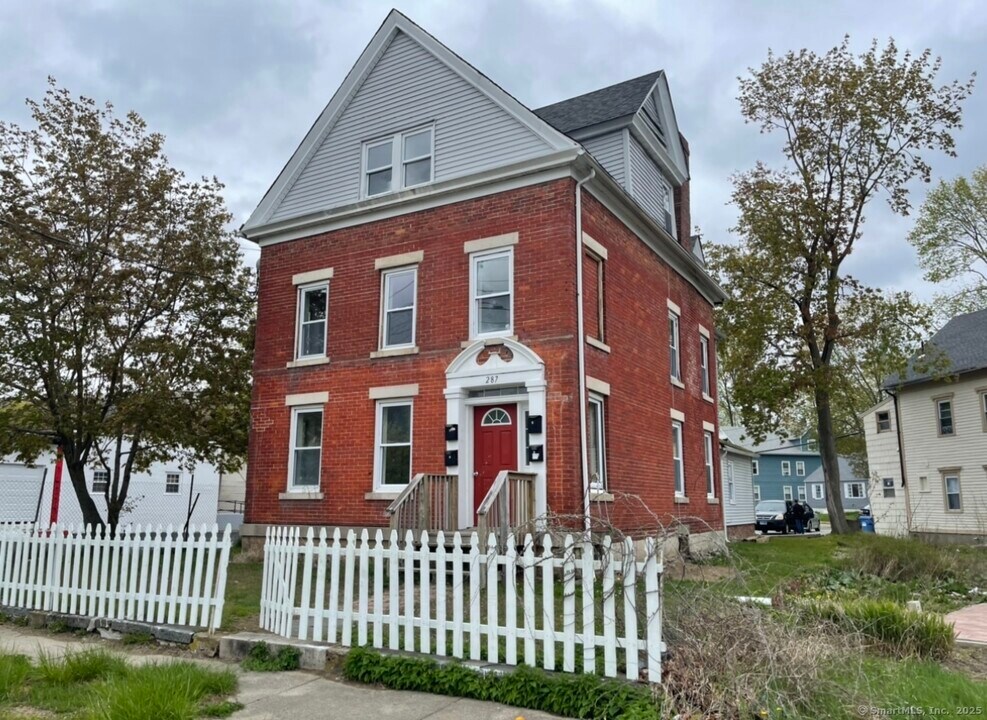 287 W Main St in Norwich, CT - Building Photo