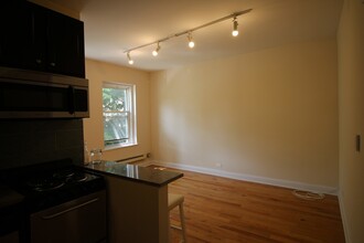 1210 W Granville Ave, Unit 301 in Chicago, IL - Building Photo - Building Photo