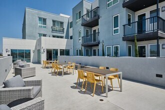 1623 W Manchester Ave in Los Angeles, CA - Building Photo - Building Photo