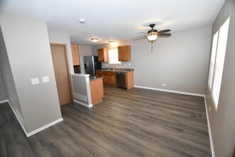 24 Waterbury Cir in Oswego, IL - Building Photo - Building Photo