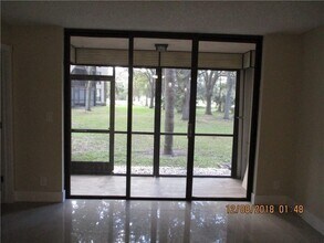 6751 N University Dr, Unit 116 in Tamarac, FL - Foto de edificio - Building Photo