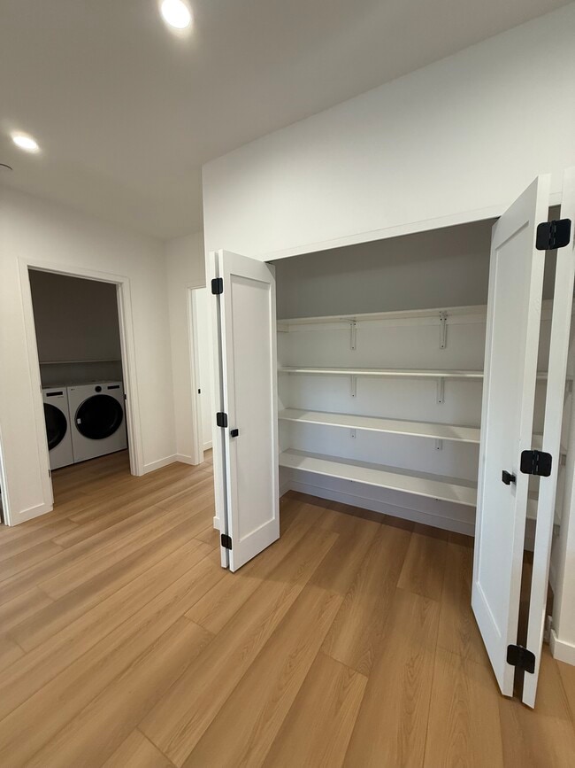 9213 White Oak Ave in Northridge, CA - Building Photo - Building Photo