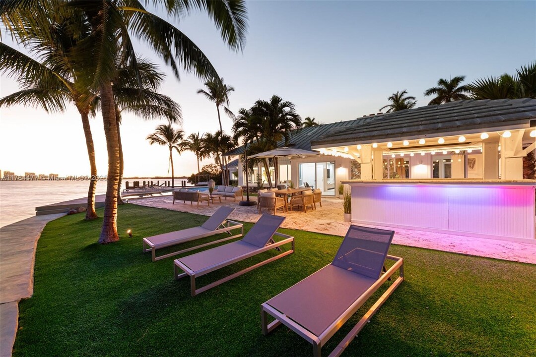 1365 Bay Terrace in North Bay Village, FL - Foto de edificio