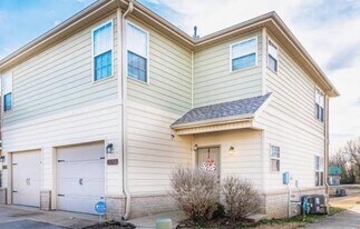 1123 S Tottenham Ct in Fayetteville, AR - Building Photo