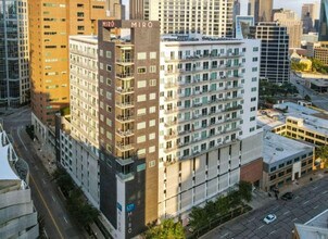 2225 N Harwood St in Dallas, TX - Building Photo - Building Photo