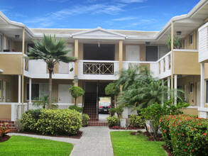 Bal Harbour Commons in Miami Beach, FL - Foto de edificio - Building Photo