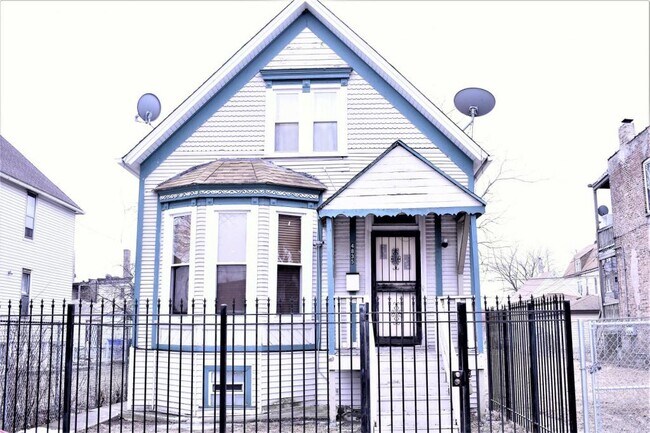 4835 W Congress Pkwy in Chicago, IL - Building Photo - Building Photo