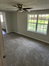 230 N Holly Ave in Cleveland, TX - Foto de edificio - Building Photo