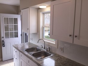 22 W York St-Unit -2 (Down) in Akron, OH - Building Photo - Building Photo