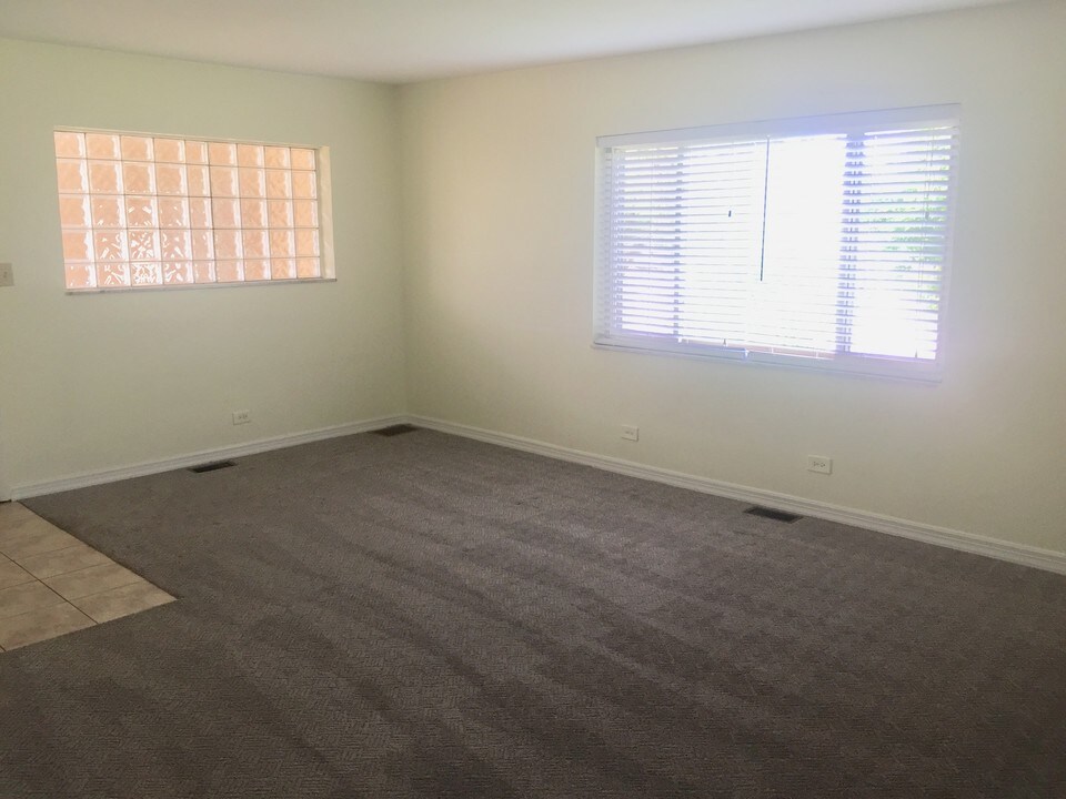 4858 Lee St in Skokie, IL - Building Photo