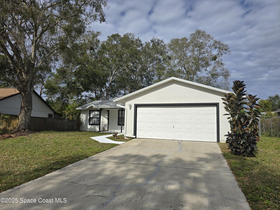 823 Rostock Cir NW in Palm Bay, FL - Building Photo