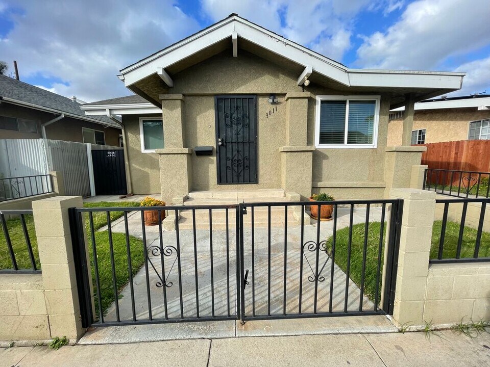 3011 E 7th St in Long Beach, CA - Building Photo