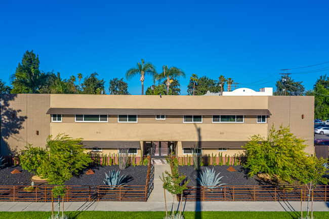 Vassar Court Apartments in Canoga Park, CA - Building Photo - Building Photo