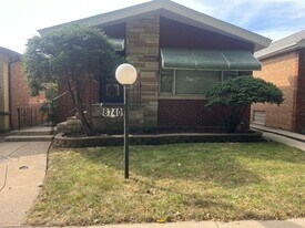8740 S Jeffery Blvd in Chicago, IL - Building Photo