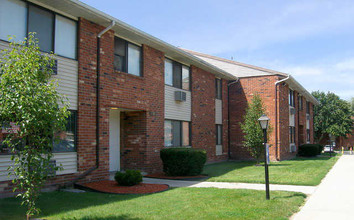 Woodland Manor Apartments in Farmington, NY - Building Photo - Building Photo