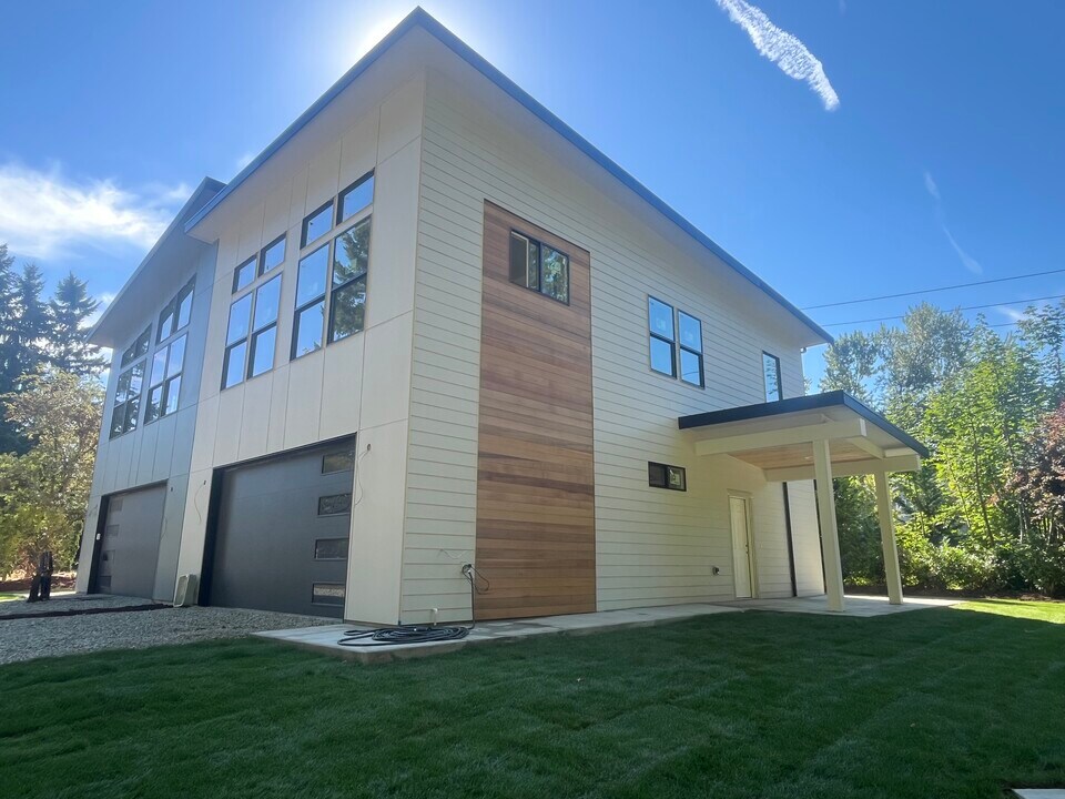 21112 Locust Way in Lynnwood, WA - Building Photo