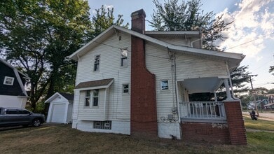 1000 Lovers Ln in Akron, OH - Building Photo - Building Photo