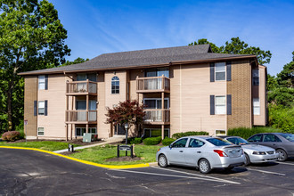 The Retreat at Mill Creek Apartments in Lenexa, KS - Foto de edificio - Building Photo