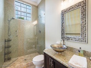 613 14th Ave S in Naples, FL - Foto de edificio - Building Photo