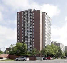 Bristol Court in Mississauga, ON - Building Photo