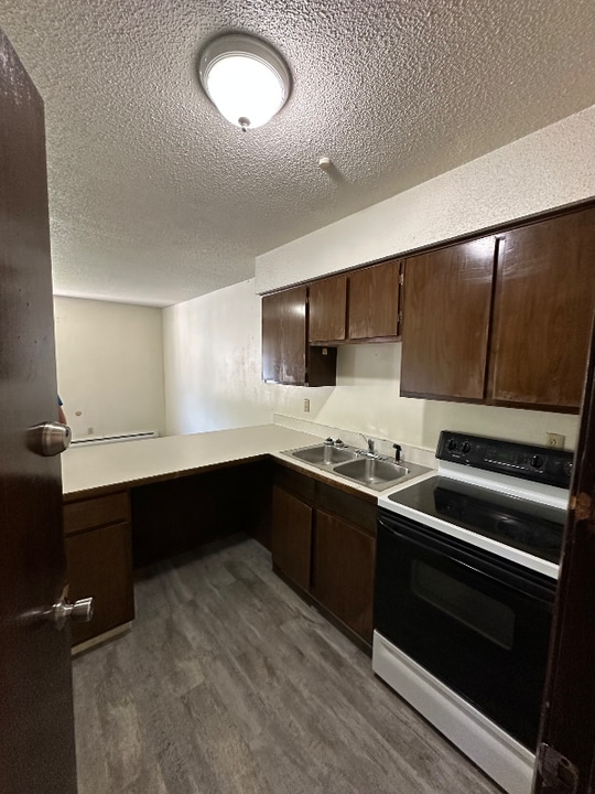 320 Oak Ave N in Thief River Falls, MN - Building Photo