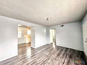 712 Martindale Rd in San Marcos, TX - Foto de edificio - Building Photo