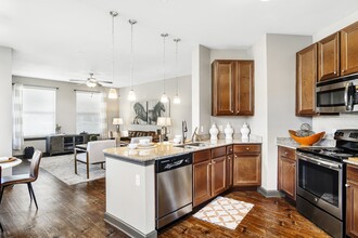 Wellington Grande Apartment Homes in Longview, TX - Foto de edificio - Building Photo