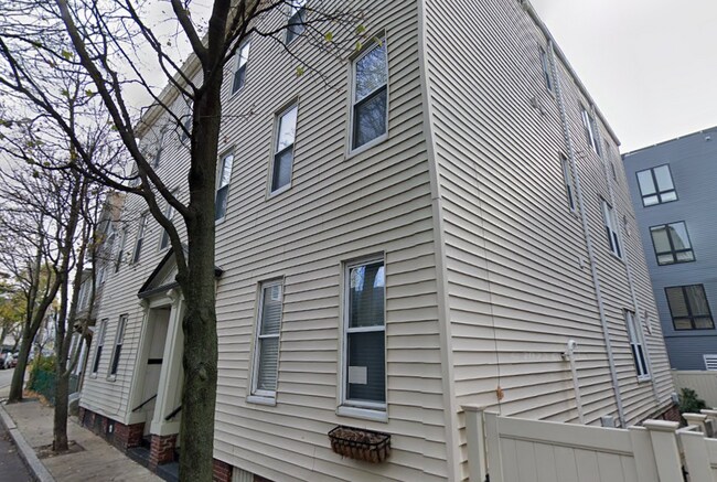 66 Middle St, Unit 3 in Boston, MA - Foto de edificio - Building Photo