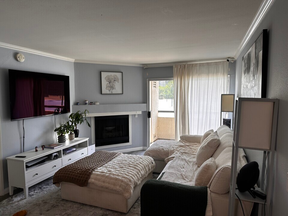 5565 Canoga Ave in Los Angeles, CA - Building Photo