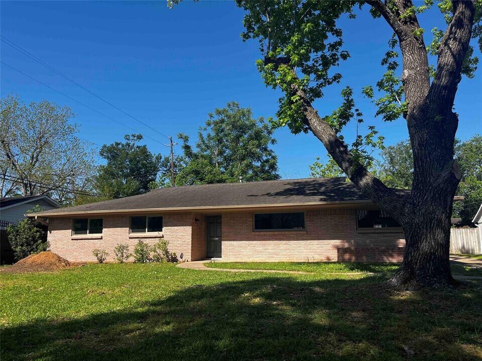 8106 Mullins Dr in Houston, TX - Foto de edificio