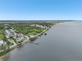 4800 NE Blue Heron Ln in Jensen Beach, FL - Building Photo