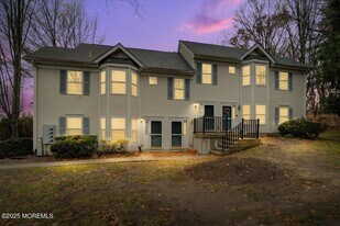 606 Cypress Ln in East Brunswick, NJ - Building Photo