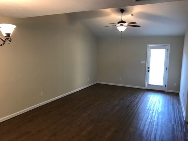 153 Yucca Ct in Greenwood, SC - Foto de edificio - Building Photo