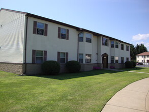 Pine Tree Village Apartments in Painted Post, NY - Foto de edificio - Building Photo