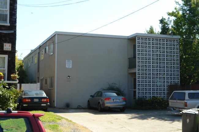 McKinley Avenue Apartments in Berkeley, CA - Foto de edificio - Building Photo