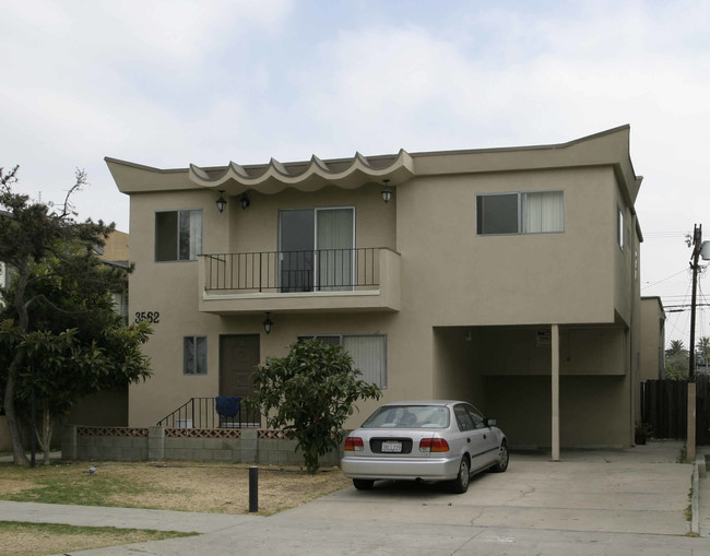 3562 Mentone Ave in Los Angeles, CA - Foto de edificio - Building Photo