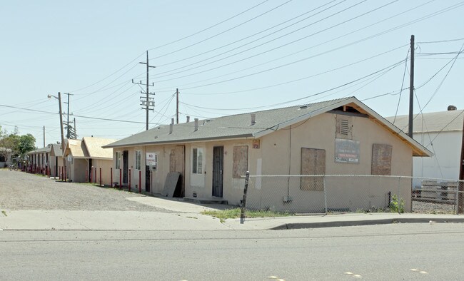 134 Kerr Ave in Modesto, CA - Foto de edificio - Building Photo
