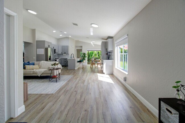 1025 Bamboo Ln in Weston, FL - Building Photo - Building Photo
