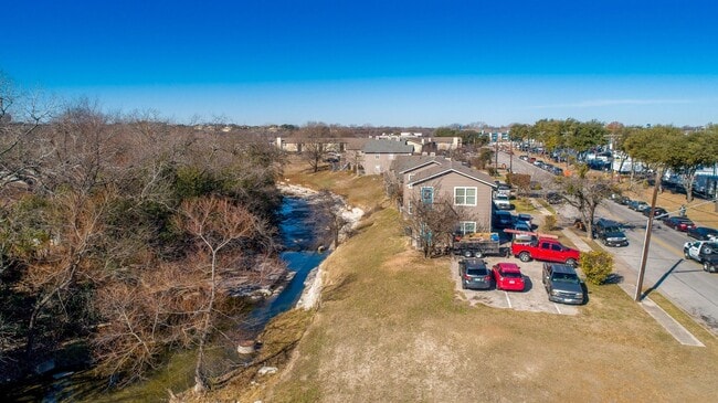 933 Park Plaza Dr in Austin, TX - Foto de edificio - Building Photo