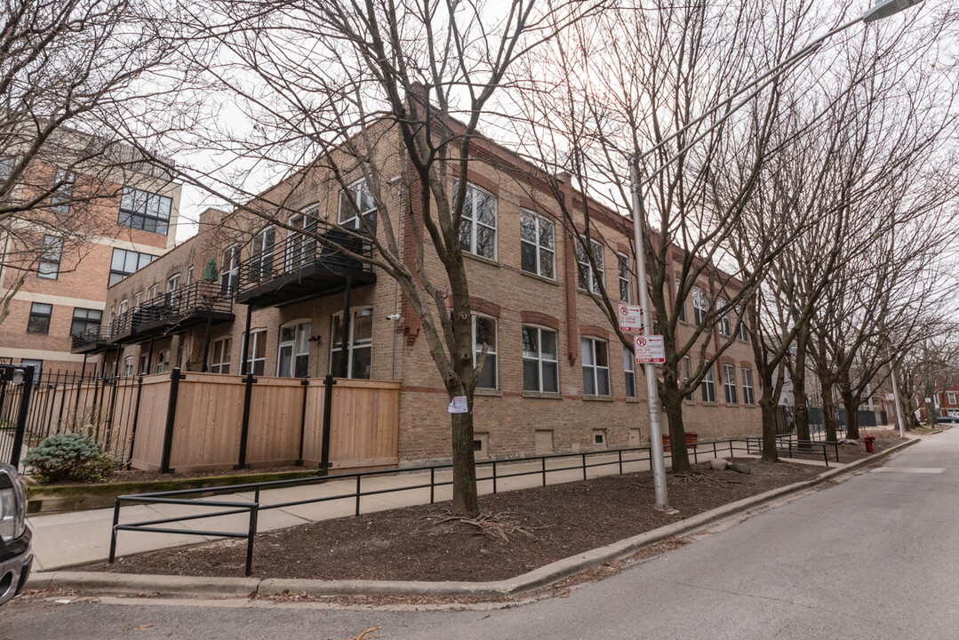 2021 W Willow St, Unit 206 in Chicago, IL - Building Photo