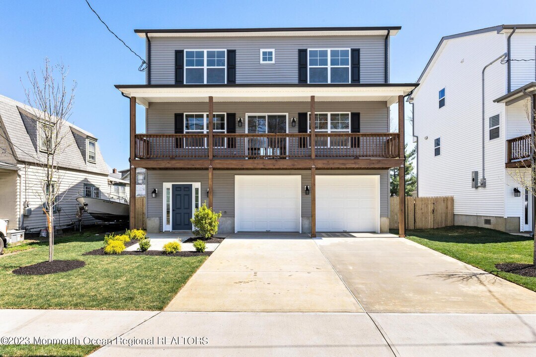 64 Atlantic Ave in Middletown, NJ - Building Photo