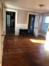 21 Pleasant St, Unit 2 in Upton, MA - Foto de edificio - Building Photo